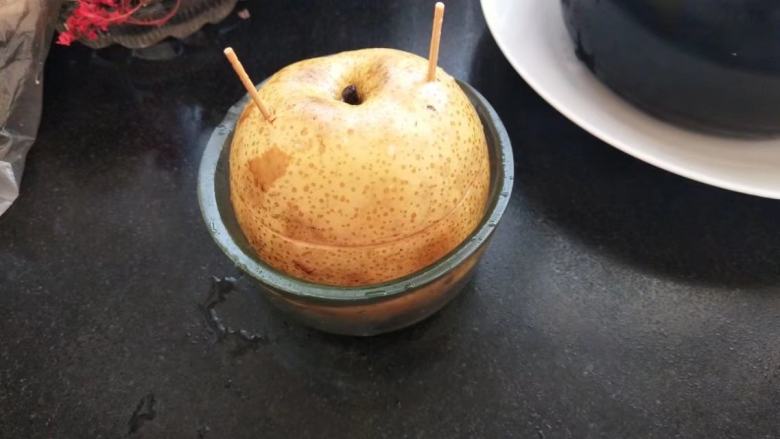 蜂蜜梨盅,放在一只小碗里