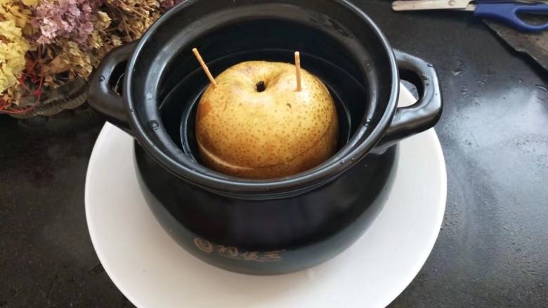 蜂蜜梨盅,连同小碗一起放入砂锅内