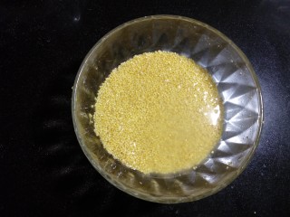 南瓜小米浓汤,小黄米用清水淘洗干净。