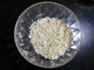南瓜小米浓汤,胚芽米洗净。稍微的冲洗一下就可以，也不用左一次右一次的搓洗，那样会损失米的营养成分。