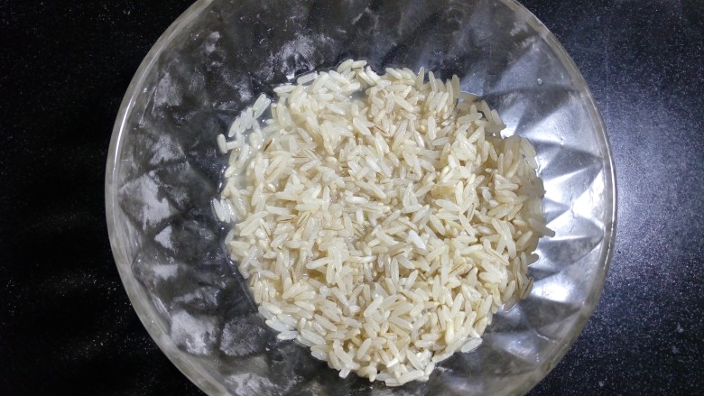 南瓜小米浓汤,胚芽米洗净。稍微的冲洗一下就可以，也不用左一次右一次的搓洗，那样会损失米的营养成分。
