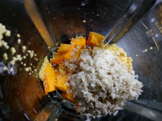 南瓜小米浓汤,放入胚芽米。