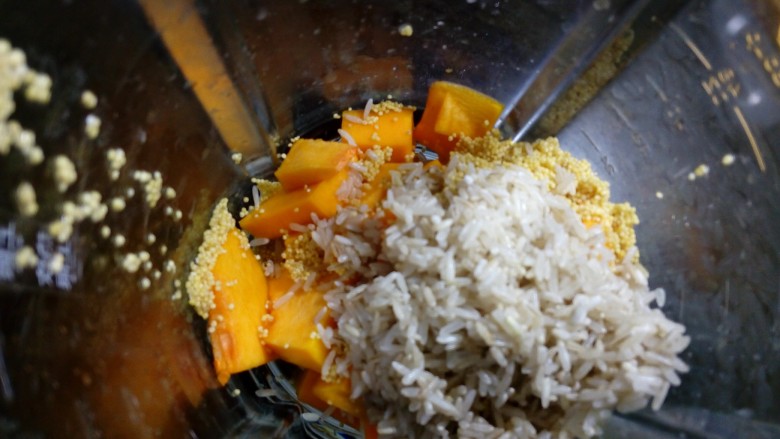 南瓜小米浓汤,放入胚芽米。