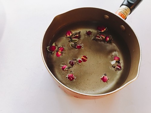 玫瑰金桔饮,金边玫瑰放入小奶锅里，加入足够的清水