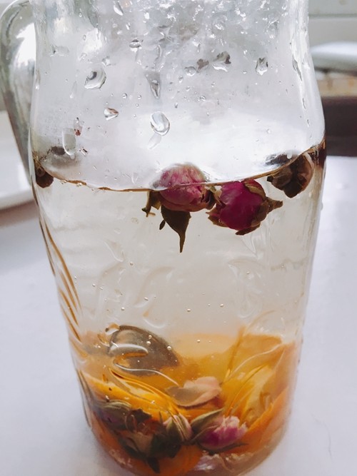 玫瑰金桔饮,倒入玻璃水壶完成。