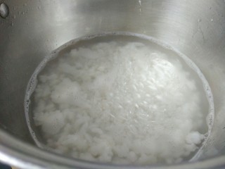 瘦身咸粥,剩米饭倒进去用勺子迅速的搅拌至煮沸
