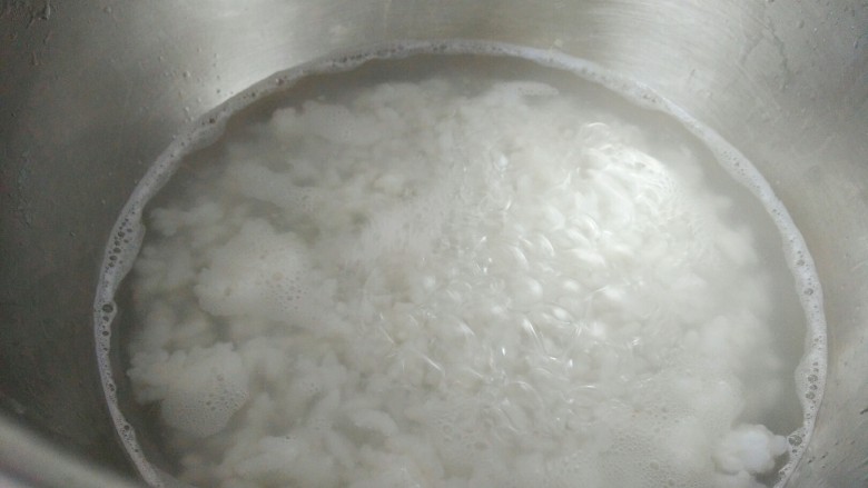瘦身咸粥,剩米饭倒进去用勺子迅速的搅拌至煮沸