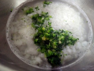 瘦身咸粥,米煮沸后加入西兰花碎