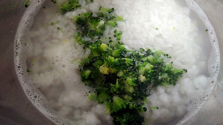 瘦身咸粥,米煮沸后加入西兰花碎