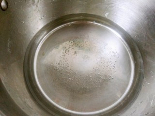 瘦身咸粥,我们取一口干净的锅倒入开水煮开