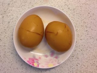 艾叶煮鸡蛋，扫净人体恶寒,煮好的鸡蛋呈淡黄色，因为我加了红糖和红枣，所以颜色更深了。