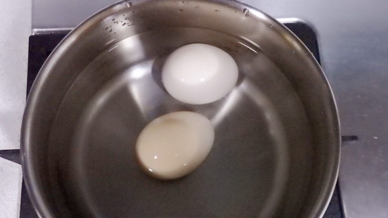 艾叶煮鸡蛋，扫净人体恶寒,锅中加入清水，将鸡蛋放入锅中，大火煮8
分钟。