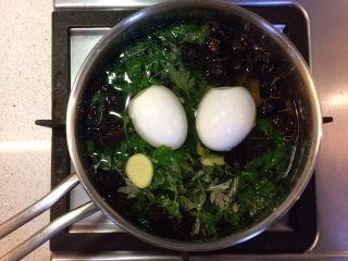 艾叶煮鸡蛋，扫净人体恶寒,放入剥壳的鸡蛋。