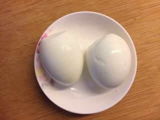 艾叶煮鸡蛋，扫净人体恶寒,鸡蛋煮熟后，放凉剥壳。
