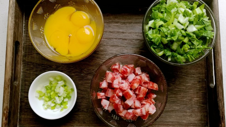 腊肠黄金炒饭,小油菜洗净切成丁，腊肠切丁，香葱切未，鸡蛋分离出蛋黄备用。