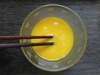 腊肠黄金炒饭,把鸡蛋黄打散备用。