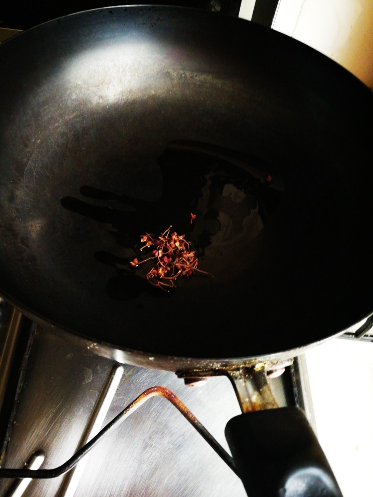 素食少油减脂麻辣香锅便当,热锅凉油煸香花椒；