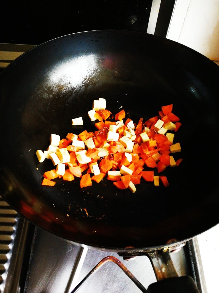 素食少油减脂麻辣香锅便当,放入胡萝卜丁豆干丁；