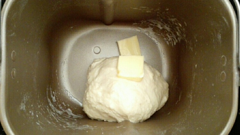 馅料足足的超级至尊匹萨,先将黄油以外的面团材料（加<a style='color:red;display:inline-block;' href='/shicai/ 219'>牛奶</a>的时候注意观察面团的湿度进行调整，不要一次加完）放入面包机中，启动揉面功能，约10分钟揉成光滑面团后，加入切成小块的软化的黄油（如果用玉米油可以所有面团材料同时放入），