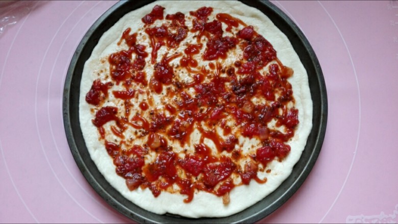 馅料足足的超级至尊匹萨,均匀的涂上炒好晾凉的披萨酱
