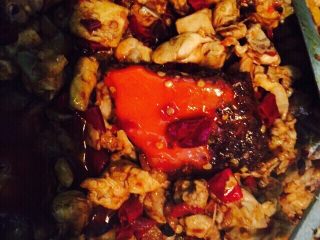 干锅香辣兔丁,放入半块火锅底料和兔肉一起煸炒，掺入少量水
