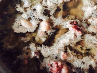 干锅香辣兔丁,兔肉洗干净后，锅中掺入没过兔肉的水，将兔肉汆水后备用