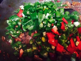 干锅香辣兔丁,炒至兔肉快熟时，加入红辣椒和青辣椒