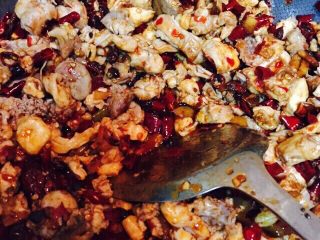 干锅香辣兔丁,放入干豆豉和豆瓣酱炒出红油和香味后，放入兔肉一起煸炒
