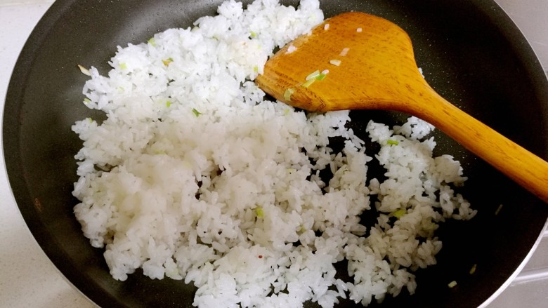 腊肠黄金炒饭,慢慢把米饭炒匀炒软。