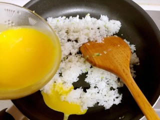 腊肠黄金炒饭,加入蛋黄液。