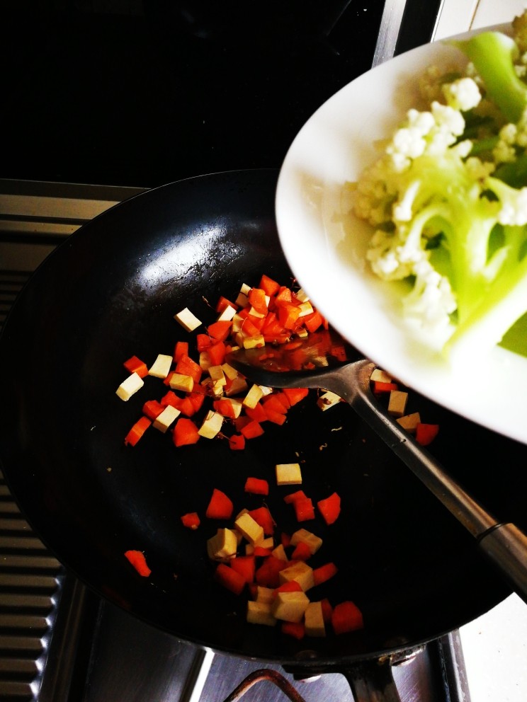 素食少油减脂麻辣香锅便当,再倒入焯过水的花菜，煸炒片刻；