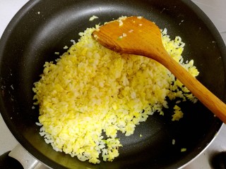腊肠黄金炒饭,开中火，快速把米饭和蛋液炒匀，使每一粒米饭都裹匀鸡蛋液。