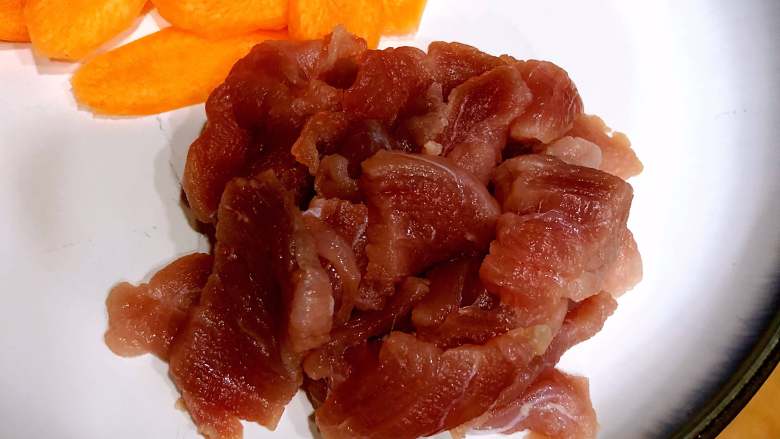 杏鲍菇炒肉片,肉洗干净以后也切成薄片