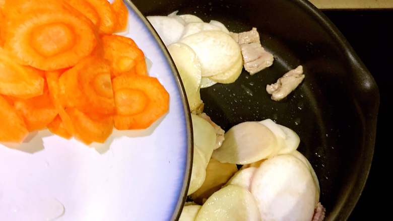 杏鲍菇炒肉片,继续放入胡萝卜，翻炒半分钟