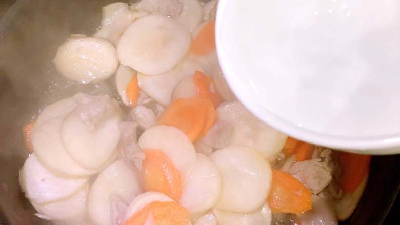杏鲍菇炒肉片,然后加半碗水