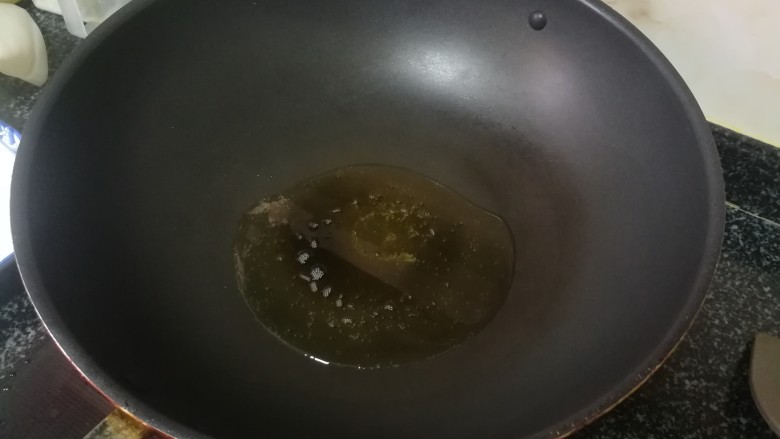 #舌尖上的乡愁#清蒸黄花鱼,蒸鱼的过程，准备浇面的汤汁佐料，热锅下油。