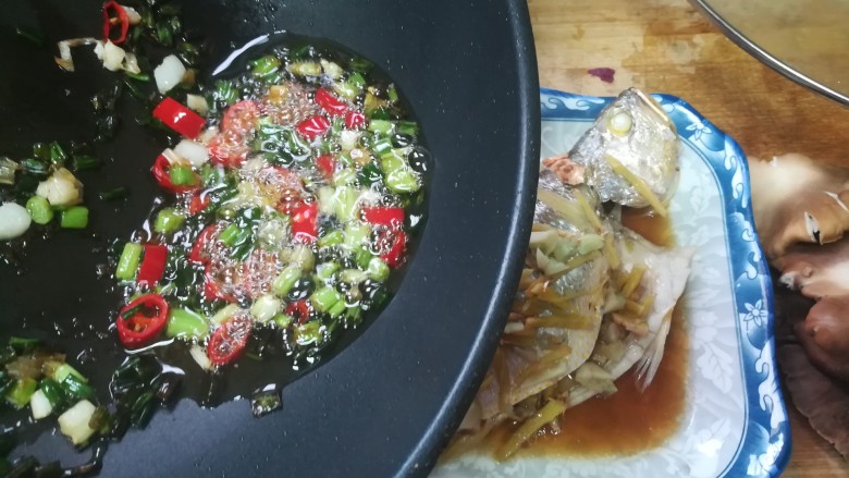 #舌尖上的乡愁#清蒸黄花鱼,把滚烫的葱花油浇在蒸好的黄花鱼上。
尽可能地淋到鱼的每个部位哦，因为调料都在这里。