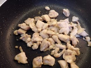 鸡肉蔬果沙拉,鸡肉下少许橄榄油炒熟，盛出备用。