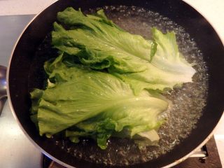 鸡肉蔬果沙拉,生菜洗净后在沸水里烫一下。
