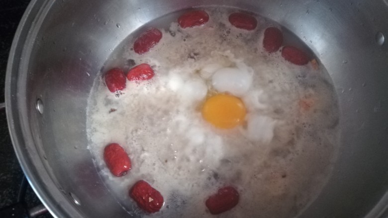 最滋阴补血的早餐，酒酿桂圆鸡蛋,敲下鸡蛋