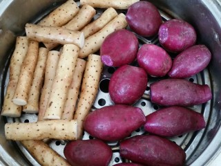 紫薯山药糕,紫薯和铁棍山药洗净，紫薯切去两边的头，山药切小段。