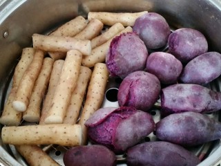 紫薯山药糕,上蒸锅蒸20分钟，关火后焖五分钟再开锅。