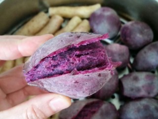 紫薯山药糕,紫薯皮炸开，已经是这个状态了，说明熟透了。