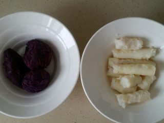 紫薯山药糕,取3个紫薯，6小段山药，分别去皮，放入两个容器内。