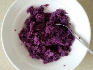 紫薯山药糕,趁热将紫薯压成紫薯泥。
