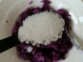 紫薯山药糕,根据个人口味，加一勺白糖，不喜欢吃甜的可以不加。