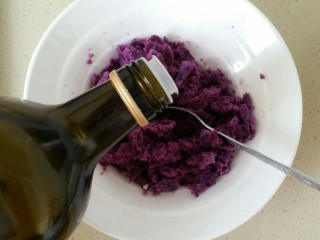 紫薯山药糕,加一勺橄榄油，搅拌均匀。