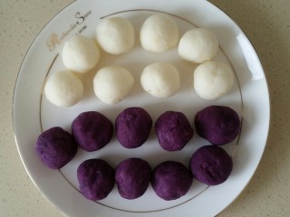 紫薯山药糕,将两种泥分别搓成8个小圆球，每个约15克。
