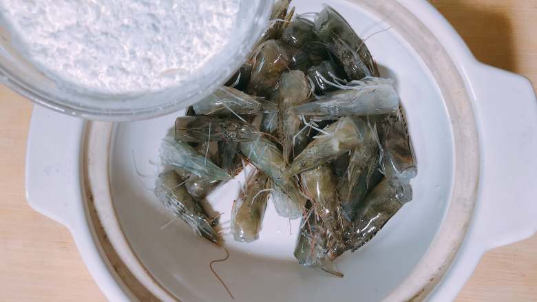 一虾两吃,虾头裹上淀粉，裹匀备用