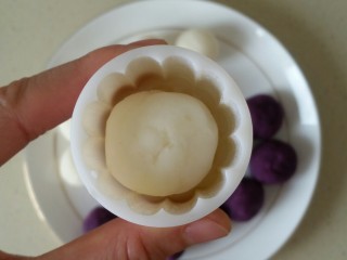 紫薯山药糕,将山药球放入模具内。